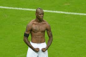 MARIO BALOTELLI: BLOTE BORST TEGEN RACISME – RW
